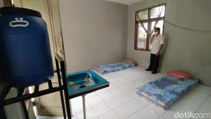 Ruang isolasi mandiri COVID-19 disediakan di sejumlah desa di Ciamis. Ruang isolasi itu akan dihuni warga yang nekat mudik ke Ciamis di tengah larangan mudik.