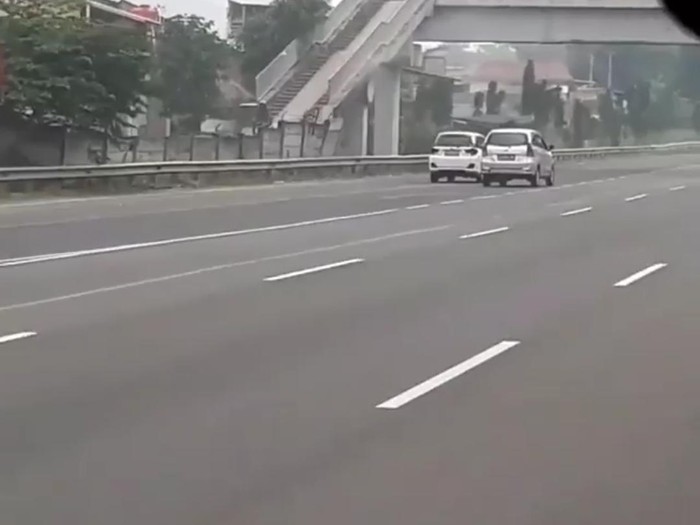 Aksi kejar-kejaran dua unit mobil di jalan tol