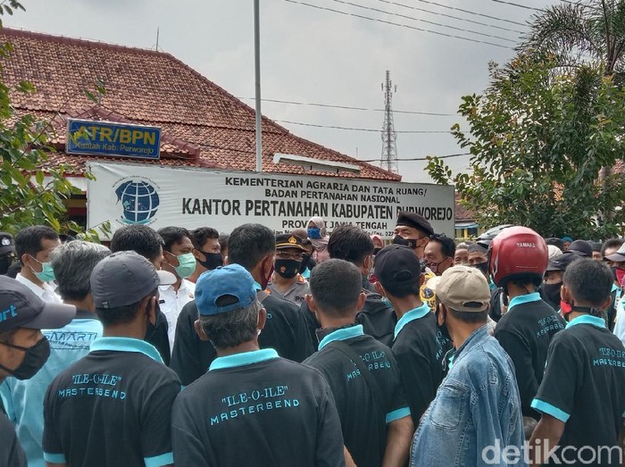 Aksi warga terdampak pembangunan Bendungan Bener di depan kantor BPN Purworejo, Rabu (5/5/2021).