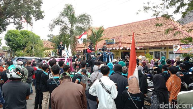 Aksi warga terdampak pembangunan Bendungan Bener di depan kantor BPN Purworejo, Rabu (5/5/2021).