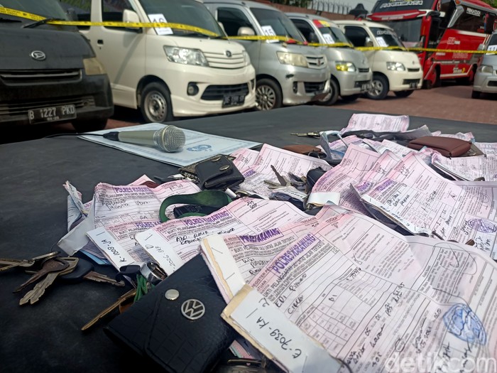 Puluhan mobil travel terjaring penyekatan di Karawang, Jawa Barat. Mobil-mobil travel itu diketahui membawa sejumlah penumpang sembunyi-sembunyi atau ilegal.