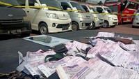Polisi pun menilang puluhan travel gelap tersebut.