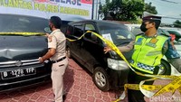 Travel gelap itu terjaring pada Selasa malam kemarin hingga Rabu jelang sahur. Polisi mengungkap modus travel gelap berpelat hitam dan kuning mengangkut pemudik.