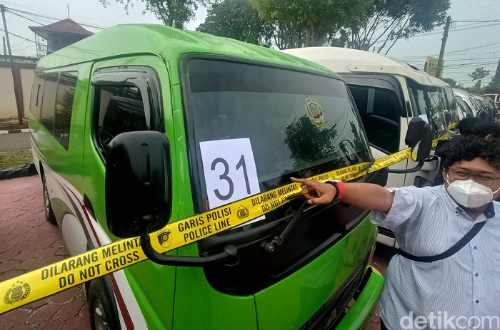 Puluhan mobil travel terjaring penyekatan di Karawang, Jawa Barat. Mobil-mobil travel itu diketahui membawa sejumlah penumpang sembunyi-sembunyi atau ilegal.