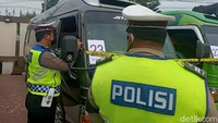 Geliat travel gelap itu memanfaatkan situasi sebelum penyekatan pemudik oleh aparat. Penumpang yang tidak jadi menggunakan travel gelap itu sebagian dijemput keluarganya masing-masing. Namun ada juga yang diantar petugas ke Terminal Klari untuk melanjutkan perjalanan.