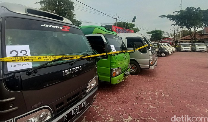 Puluhan mobil travel terjaring penyekatan di Karawang, Jawa Barat. Mobil-mobil travel itu diketahui membawa sejumlah penumpang sembunyi-sembunyi atau ilegal.
