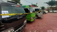 Sebanyak 32 mobil pengangkut pemudik terjaring penyekatan oleh petugas di jalur Pantai Utara (Pantura) Karawang, Jawa Barat, Rabu (5/5/2021).