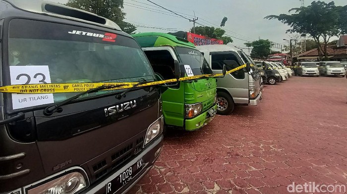 Angkut Penumpang Ilegal, 32 Travel Gelap Kena Tilang di Karawang Puluhan mobil travel terjaring penyekatan di Karawang, Jawa Barat. Mobil-mobil travel itu diketahui membawa sejumlah penumpang sembunyi-sembunyi atau ilegal.