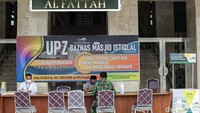 Panitia zakat Masjid Istiqlal membuka layanan pembayaran zakat fitrah dengan nominal Rp 50.000 atau beras 3,5 liter/2,7 kg.