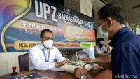 Pembayaran zakat tersebut berada di plaza Al Fatah atau pintu depan Katedral.  