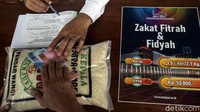 Warga dapat membayar zakat mulai dari pukul 11.00 hingga 21.00 WIB Malam.