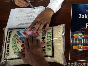 Antusias Warga Bayar Zakat Fitrah di Masjid Istiqlal