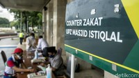 Selain uang tunai dan beras warga juga dapat membayar zakat melalui rekening bank.