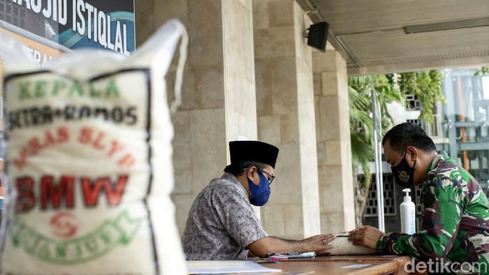 Antusias Warga Bayar Zakat Fitrah di Masjid Istiqlal Masjid Istiqlal rutin membuka layanan zakat fitrah setiap tahun di bulan Ramadhan. Guna cegah Corona, layanan pembayaran zakat fitrah itu terapkan prokes ketat.