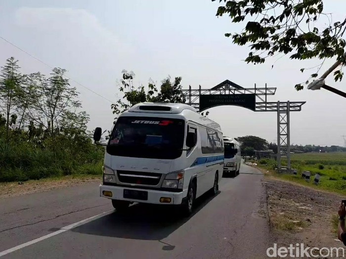 Arus lalu lintas di jalur alternatif Bojongsari Losari, Brebes, Rabu (5/5/2021).