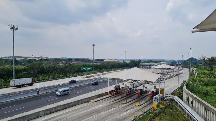 Arus lalu lintas di ruas Tol Cikampek pada Rabu (5/5/2021) siang