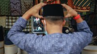 Warga banyak membeli barang-barang untuk kebutuhan menyambut Idul Fitri.  