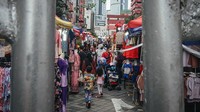Beberapa kios terlihat berjajar menawarkan dagangan, mulai dari pajangan khas Muslim, busana Muslim hingga penganan halal.  