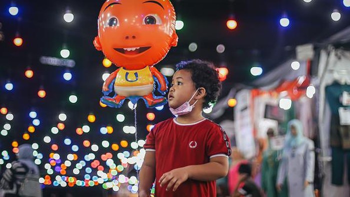 Asik Ngabuburit di Bazar Ramadhan Kuala Lumpur KUALA LUMPUR, MALAYSIA : A man sells balloons to customers at a Ramadan bazaar in Kuala Lumpur, Malaysia. Ramadan bazaars in Malaysia offering various selections of clothing, food, and other religious items to Muslims who traditionally shop for new outfits to usher Eid al-Fitr, known as the