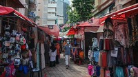 Di bazar ini warga bisa menemukan berbagai pilihan pakaian, makanan, dan barang-barang lainnya.  