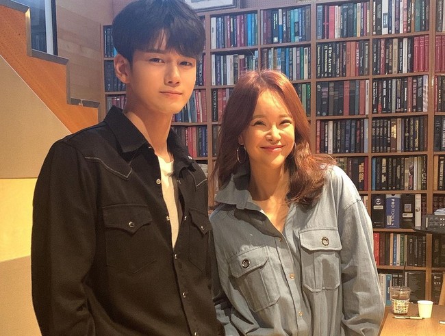 Baek Ji Young sendiri dikenal sebagai penyanyi yang punya lengkingan suara indah dan menjiwai setiap lagu sehingga sering mendendangkan lagu bertema sedih. Belakangan ia juga sering berduet dengan penyanyi baru, termasuk Ong Seong Wu. Foto: Instagram @baekzyoung