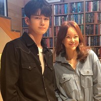 Baek Ji Young sendiri dikenal sebagai penyanyi yang punya lengkingan suara indah dan menjiwai setiap lagu sehingga sering mendendangkan lagu bertema sedih. Belakangan ia juga sering berduet dengan penyanyi baru, termasuk Ong Seong Wu. Foto: Instagram @baekzyoung