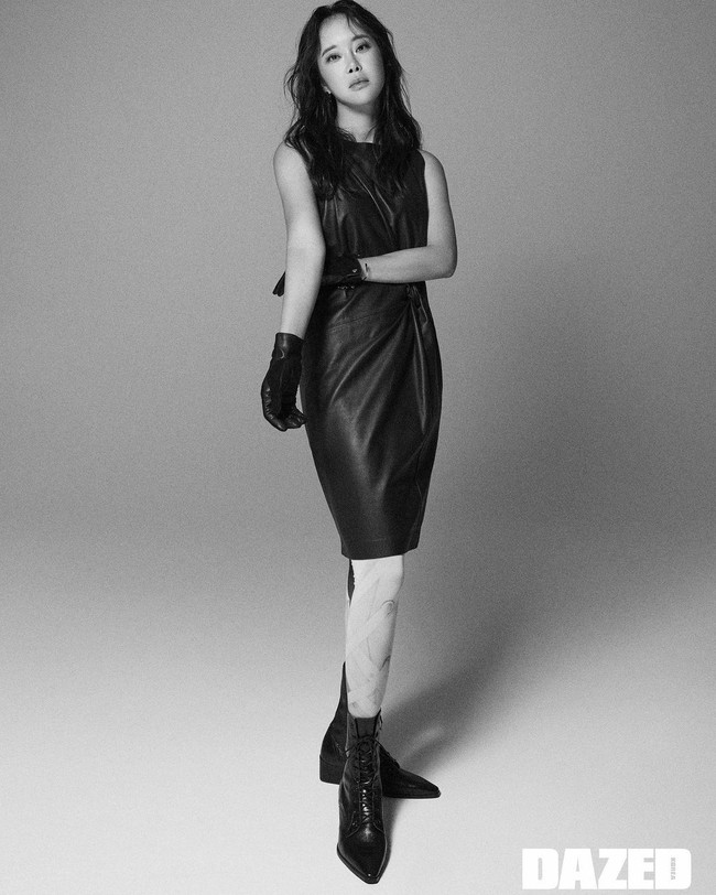 Salah satu temannya yang menjadi pengisi acara Lee Ji Hye mengaku tidak ingin menjawab pertanyaan mengenai penghasilannya di YouTube karena tidak sebanding dengan sang sahabat. Foto: Instagram @baekzyoung