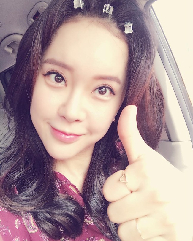 Sejujurnya aku bisa bilang berapa penghasilanku tapi Baek Ji Young adalah wanita yang menghasilkan  ₩10 miliar dari satu OST jadi tidak peduli berapa banyak yang aku hasilkan, itu akan terlihat kecil. Itu karena aku malu, kata Lee Ji Hye. Foto: Instagram @baekzyoung