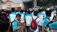 Salah seorang buruh yang enggan disebut namanya mengungkapkan, unjuk rasa terjadi secara spontan. Hal itu dipicu ketidakpuasan buruh setelah mendapat pengumuman dari manajemen jika gaji bulan ini dicicil dua kali. 