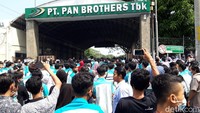 Aksi demo diikuti oleh seluruh buruh dari semua divisi. Awalnya mereka menggelar aksi di dalam pabrik. Namun kemudian mereka keluar dan melakukan aksi di luar pabrik.