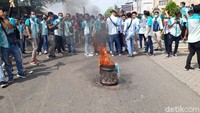 Ribuan buruh pabrik garment itu pun memenuhi dan menutup akses jalan Mojosongo - Teras. Bahkan mereka juga tampak membakar ban di tengah jalan. Sebagian menggeber-geberkan sepeda motornya dengan knalpot brong, sehingga suaranya sangat bising. 