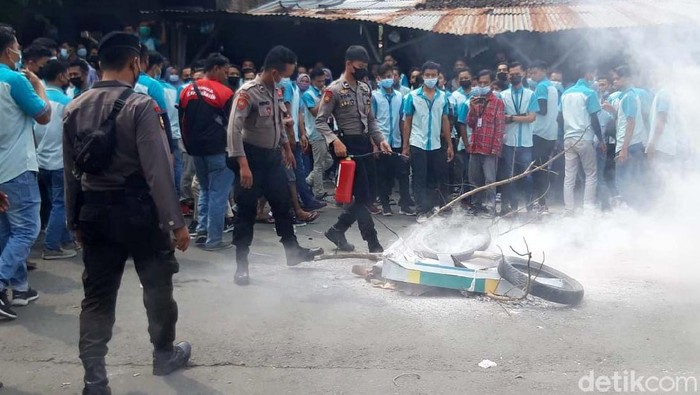 Ribuan buruh PT Pan Brothers Tbk di Boyolali melakukan aksi demo siang ini. Mereka tidak puas dengan kebijakan perusahaan yang membayar gaji bulan ini dan THR dengan cara dicicil.
