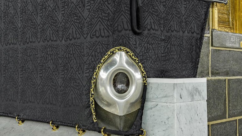 Begini Foto Hajar Aswad dengan Resolusi Tinggi Pemerintah Arab Saudi merilis foto jarak dekat dari batu hitam Hajar Aswad. Ini adalah gambar langka yang belum pernah dipertunjukkan karena beresolusi sangat tinggi.