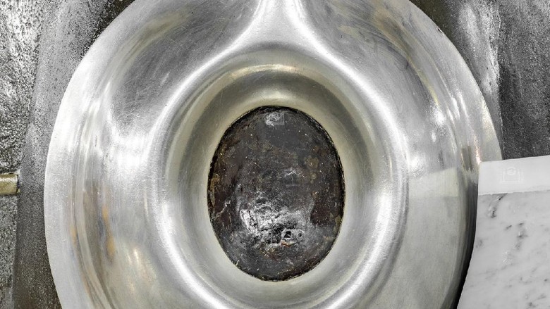 Begini Foto Hajar Aswad dengan Resolusi Tinggi Pemerintah Arab Saudi merilis foto jarak dekat dari batu hitam Hajar Aswad. Ini adalah gambar langka yang belum pernah dipertunjukkan karena beresolusi sangat tinggi.