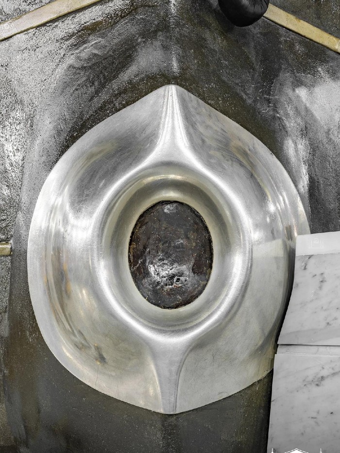 Pemerintah Arab Saudi merilis foto jarak dekat dari batu hitam Hajar Aswad. Ini adalah gambar langka yang belum pernah dipertunjukkan karena beresolusi sangat tinggi.