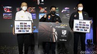 Menteri BUMN Erick Thohir (tengah), Direktur Utama Bank Mandiri Darmawan Junaidi (kanan) dan Ketua Umum PP PERBASI Danny Kosasih (kiri) memegang mock up 13 kartu Mandiri e-money edisi IBL dan Timnas Basket usai penandatangan MoU dukungan Bank Mandiri kepada olahraga Bola Basket Indonesia di CGV FX Senayan, Jakarta, Rabu (5/5/2021).
