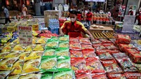 Tak heran permintaan kue kering pun meningkat menjelang Hari Raya Idul Fitri.