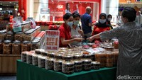 Ada beraneka kue kering yang dibeli warga untuk menjadi camilan di kala Lebaran mulai dari nastar, putri salju, sagu, kue almond, hingga kue kacang.