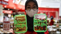 Harga yang dibanderol untuk tiap kue kering tersebut pun beragam berkisar Rp 80 ribu hingga Rp 150 ribu.