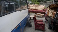 Meskipun bukan peruntukannya, namun sejumlah pemudik memanfaatkan bus angkutan umum untuk mengangkut barang bawaannya ke kampung halaman.