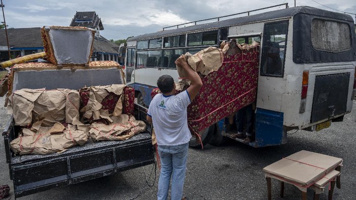 Bukan Cuma Orang, Sofa di Palu Juga Ikut Mudik Lho Bus jadi salah satu angkutan darat favorit warga untuk mudik. Tak cuma angkut penumpang, bus di Palu juga turut angkut barang bawaan berukuran besar.