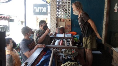 Foto: Bule Italia Menggembel di Bali Diamankan Satpol PP