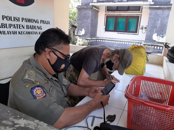 Keberadaan bule tersebut didapatkan oleh pihak Limnas Desa Legian. Setelah diproses, bule tersebut dikirim ke pihak Imigrasi untuk diproses lebih lanjut. Terlebih bule itu kini tak dilengkapi identitas apapun karena hilang. Keberadaan bule tersebut didapatkan oleh pihak Limnas Desa Legian. Setelah diproses, bule tersebut dikirim ke pihak Imigrasi untuk diproses lebih lanjut. Terlebih bule itu kini tak dilengkapi identitas apapun karena hilang.