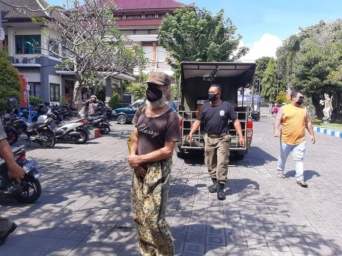 Bule Italia menggelandang di Bali Bule Italia menggelandang di Bali