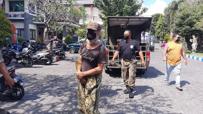 Bule Italia menggelandang di Bali