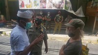 Dikarenakan sudah selama setahun menggelandang, bule tersebut banyak dibantu diberikan makan oleh warga sekitar. Hanya saja pihaknya baru mendapatkan laporan kemarin.