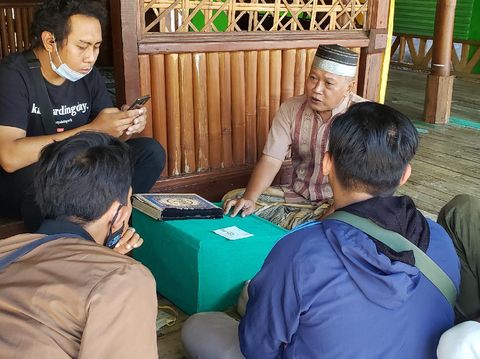 Cung Roib (60), mantan PNS yang sempat divonis hukuman mati karena kasus ganja 11 kg. Tak ada yang menyangka, kini Cung Roib menjadi guru mengaji dan tokoh agama di kampungnya.