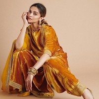 Deepika Padukone sendiri belum memberikan pernyataan resmi terkait dirinya positif Corona. Namun situs International Indian Film Academy Awards (IIFA) sudah merilis kabar tersebut melalui akun Twitternya. “#DeepikaPadukone has tested positive for Covid-19. Get well soon, Deepika!” tulis akun @IIFA. Foto: Dok. www.deepikapadukone.com