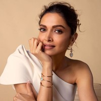 Deepika Padukone juga sudah mengumumkan bahwa dirinya akan membintangi remake film Hollywood Intern. Dalam film remake itu, aktris 35 tahun tersebut akan beradu akting dengan Amitabh Bachchan. Keduanya akan beradu akting sebagai Anne Hathaway dan Robert De Niro dalam film Intern. Foto: Dok. www.deepikapadukone.com