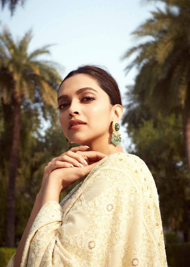 Deepika Padukone diduga tertular dari keluarganya. Pada April 2021 dia dan suaminya aktor Ranveer Singh tampak berada di bandara Mumbai untuk terbang ke Bangalore, di mana keluarga Deepika berada. Foto: Dok. www.deepikapadukone.com